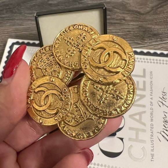 RARE! Chanel Vintage CC Medallion Brooch - Picture 2 of 7